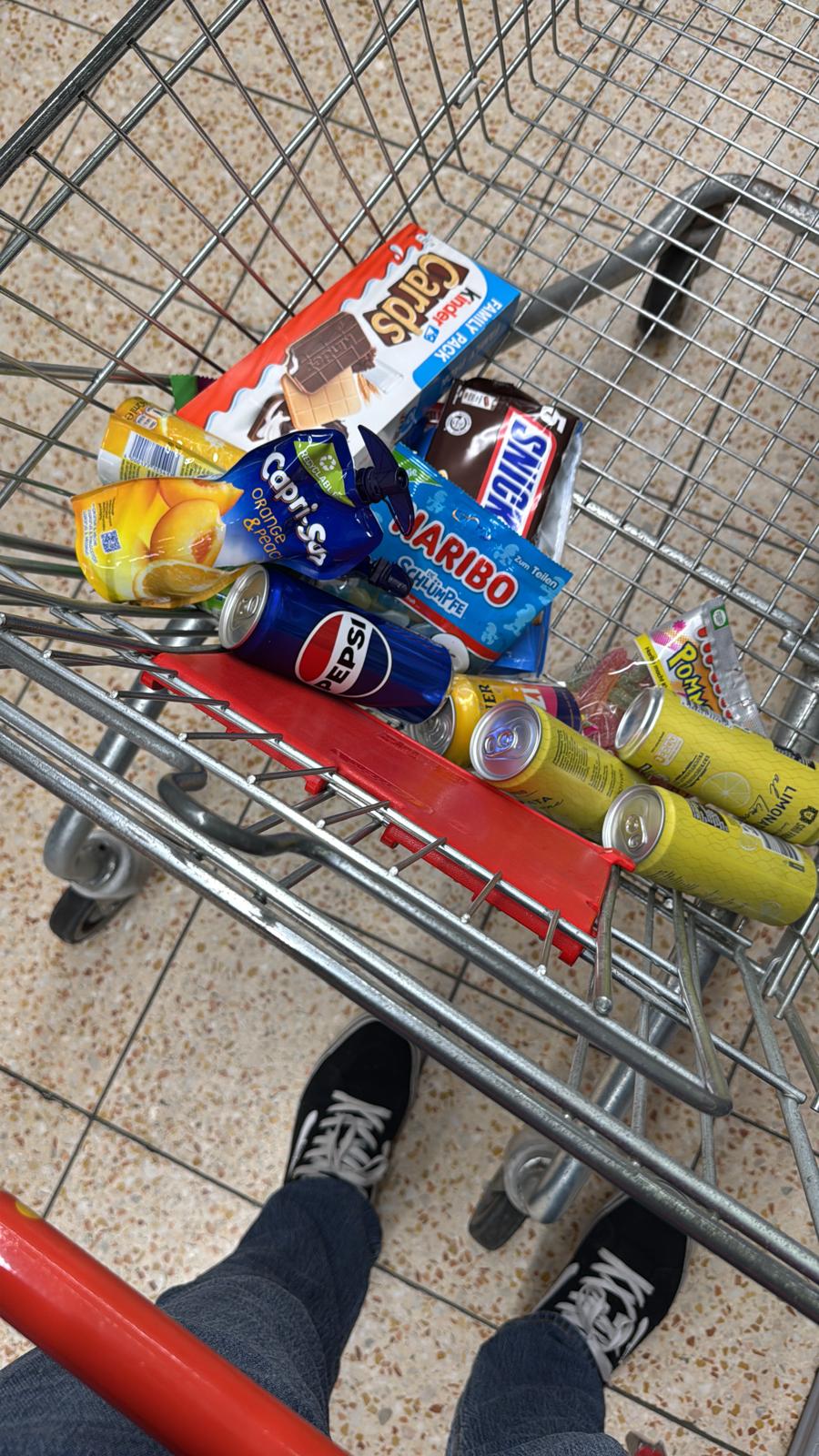 Der Einkaufswagen mit Snacks fürs Krankenhaus